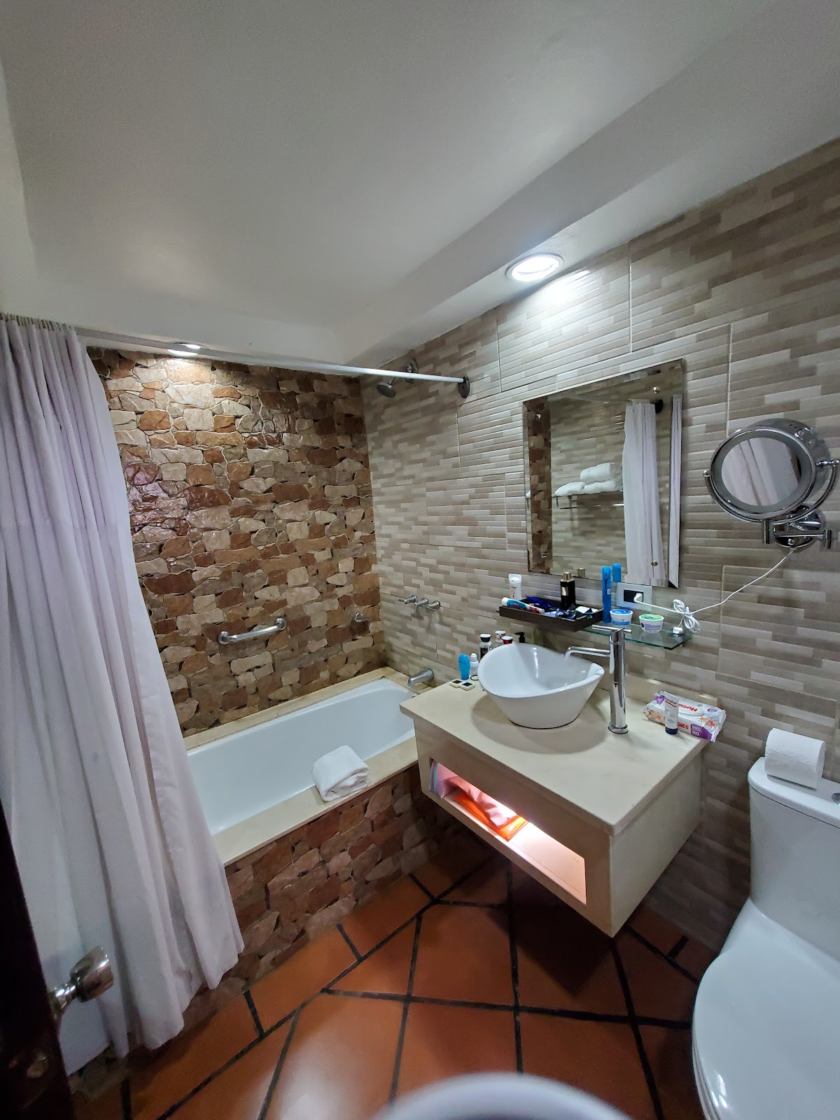 Stone-walled bathroom at Baldi Hot Springs